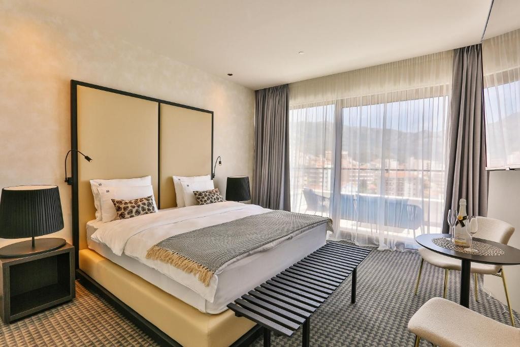 hotel_img